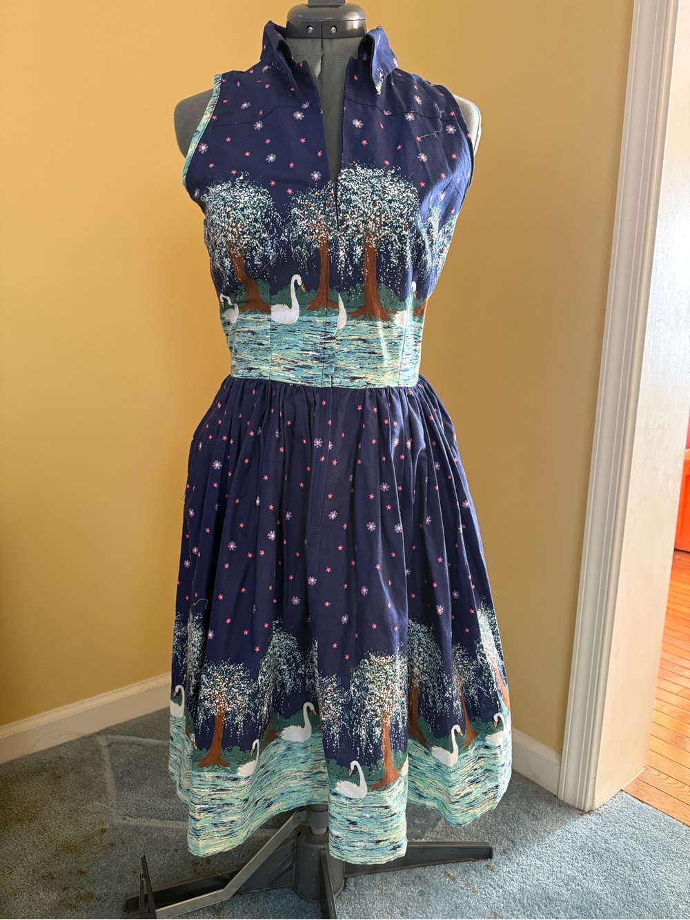 Medium Bernie Dexter Mari Dresx in Regent’s Swan Print